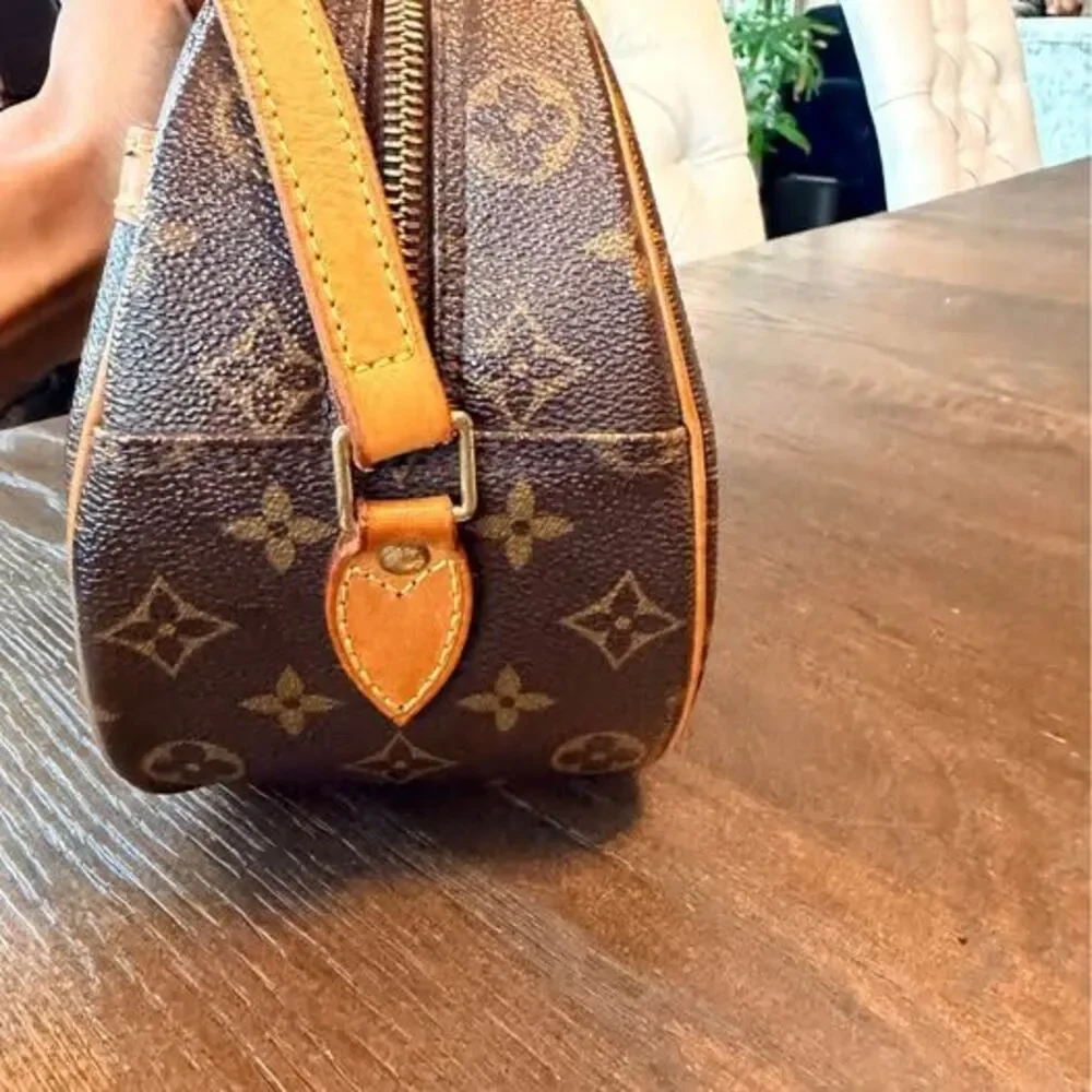 ✨Classic LV Louis Vuitton Monogram Crossbody ✨ - Picture 7 of 10